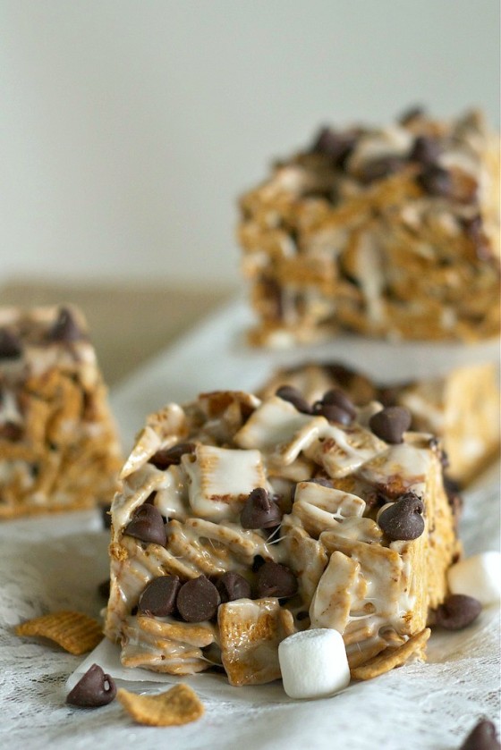 S'mores Graham Krispie Treats - a classic s'mores without the campfire. treats on a white linen and tan background