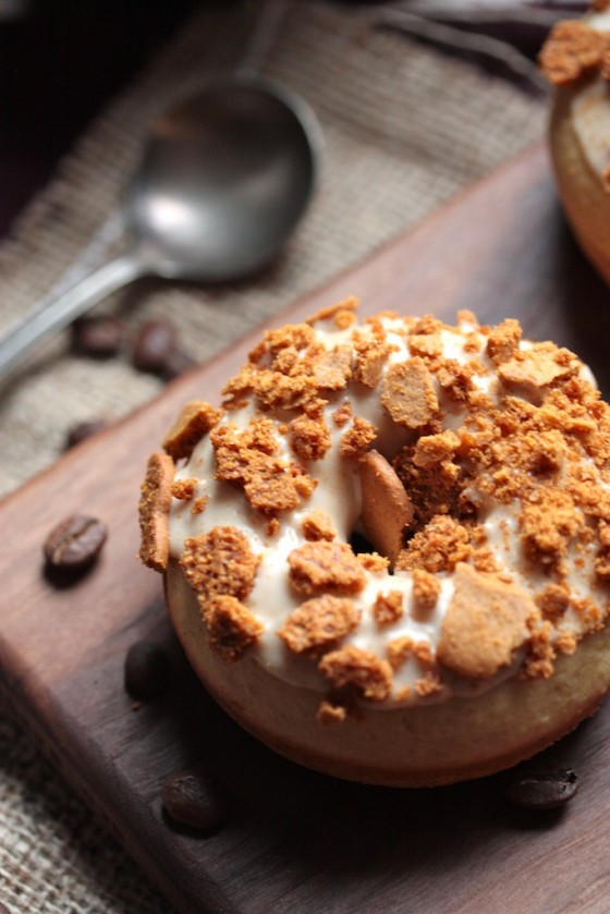 Gingerbread Coffee Baked Donuts - www.countrycleaver.com