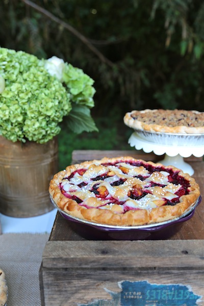 Classic Blackberry Nectarine - www.countrycleaver.com The best seasonal pie you will ever have with fresh blackberries and nectarines #pie