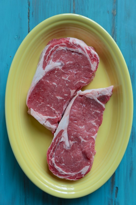 How to Choose the Best Beef for Football Tailgaiting - www.countrycleaver.com #howto #grill