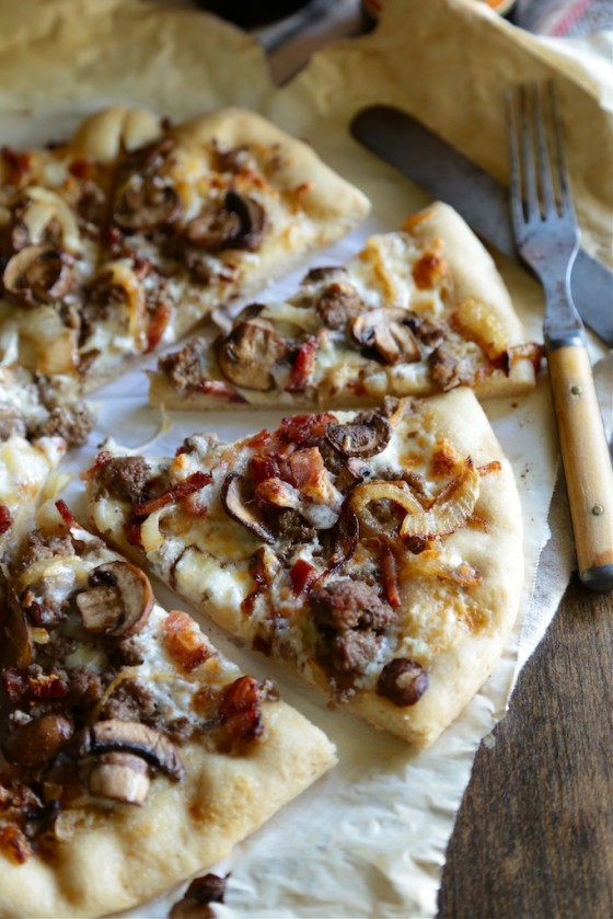 Bacon Blue Cheese Burger Pizza - www.countrycleaver.com