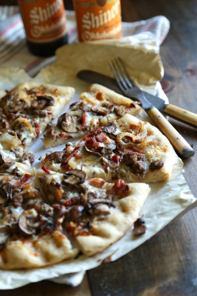 Bacon Blue Cheese Burger Pizza - www.countrycleaver.com