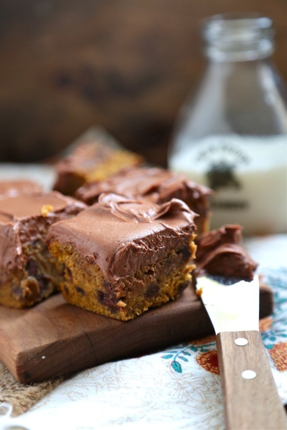 Pumpkin Chocolate Chip Frosted Blondies - www.countrycleaver.com #pumpkin 