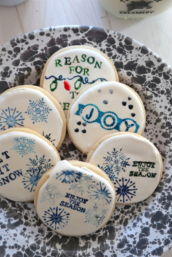 Stamped Holiday Sugar Cookies - Perfect for easy holiday cookie decorating! - www.countrycleaver.com