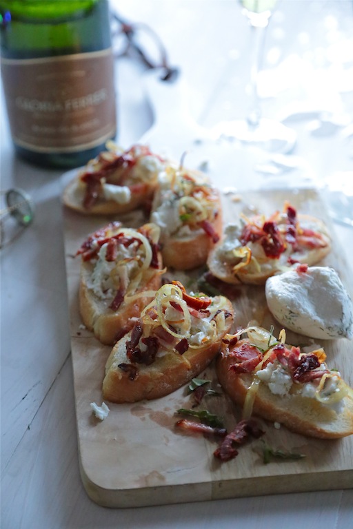 Easy Goat Cheese Crostini with Herbs - www.countrycleaver.com