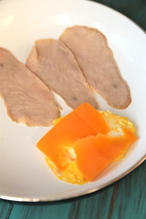 260 Calorie Turkey Cheddar Breakfast Sandwich - www.countrycleaver.com