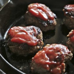All American Mini Meatloaf - These mini meatloaves are perfect for a week night meal and will satisfy the biggest meat eater in your house!! - www.countrycleaver.com