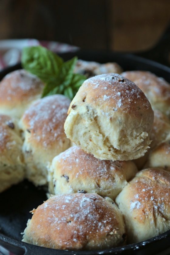 Quick Sun Dried Tomato Basil Dinner Rolls - www.countrycleaver.com