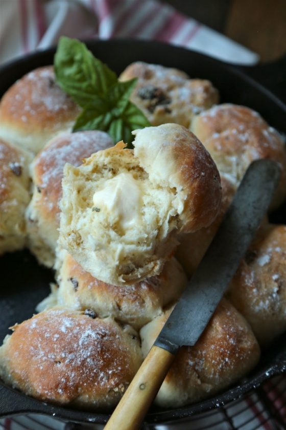 Quick Sun Dried Tomato Basil Dinner Rolls - www.countrycleaver.com