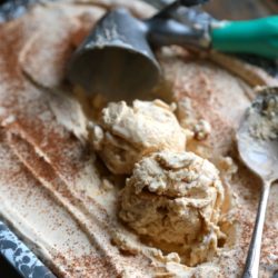 Easy No Churn Pumpkin Ice Cream - www.countrycleaver.com You don't need an ice cream maker to get that rich creamy ice cream at home!!