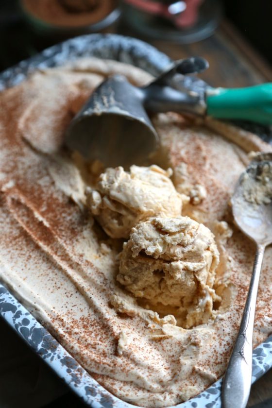 Easy No Churn Pumpkin Ice Cream - www.countrycleaver.com You don't need an ice cream maker to get that rich creamy ice cream at home!! 