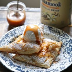 Salted Caramel Apple Cheddar Hand Pies - www.countrycleaver.com Make this with puff pastry for a super quick treat!! ONLY 30 minutes!!