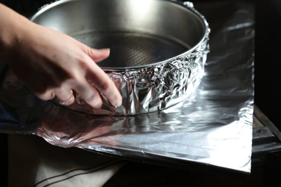 Never let a leaky spring form pan get you down!! Here is the trick for a perfectly sealed Cheesecake pan! - www.countrycleaver.com #howto