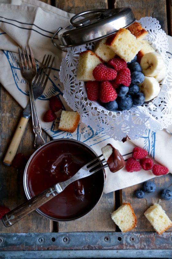 Easy Irish Cream Chocolate Fondue - Perfect for your holiday get together - www.countrycleaver.com