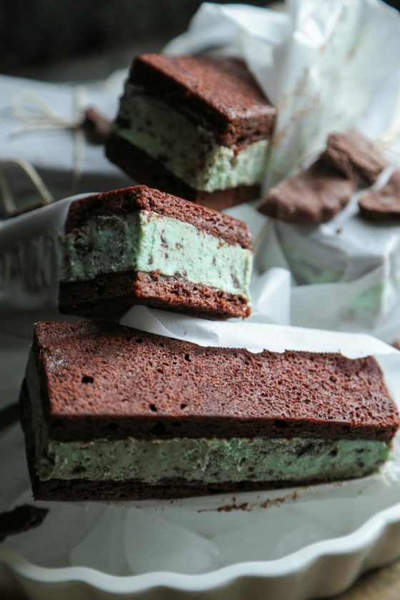 It's Girl Scout Cookie Time!! - Thin Mint Brownie Ice Cream Sandwiches - www.countrycleaver.com